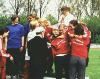 Die Bayer-Jugend freut sich über ihren Sieg mit der Vierkampf-Mannschaft bei den Nordrhein-Meisterschaften 2001 in Wesel