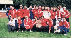 Die siegreichen Bayer-Mädels mit Trainern nach dem Finale der Deutschen Jugendmannschafts-Meisterschaften 2001 in Celle