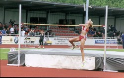 Jennifer Oeser bei einem Hochsprungversuch ber 1,80m