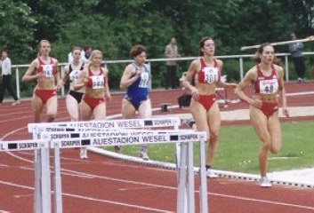 Der abschließende 800m-Lauf beim Siebenkampf der weiblichen A-Jugend bei den Nordrheinmeisterschaften 2002. Natascha Rother vor Caroline Dieckhöner, beide TSV Bayer Leverkusen