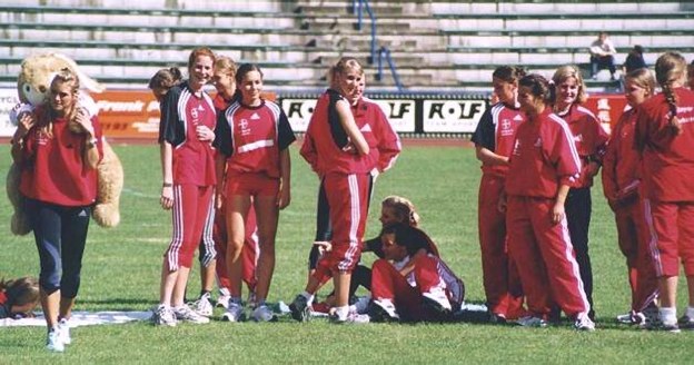 Groß war die Freude bei der weiblichen Bayer-Jugend und ihren Trainern  über die Verteidigung des DJMM-Titels von 2001. Mit einem am Schluß doch noch komfortablen Vorsprung von 252 Punkten gewannen sie  vor der MTG Mannheim.