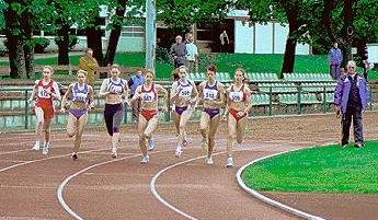 Beim DJMM-Vorkampf in Dormagen ging es um die Quali fr den Deutschen Endkampf, die die Leverkusener Jugend auch mit Bravour schaffte. Foto: Der 800m-Lauf u.a. mit Saskia Janssen, Christine Schulz und Kerstin Marxen beschloss den 1. Tag.