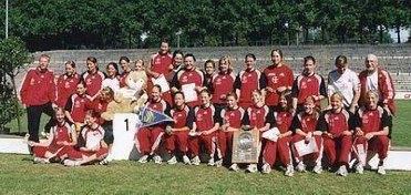 Das Leichtathletikjahr 2002 bekam seinen perfekten Abschluss durch den noch nie dagewesenen Vierfachtriumph des TSV Bayer bei den Deutschen Jugendmannschaftsmeisterschaften. Foto: Die Mannschaft der weiblichen Jugend mit den Trainern Erik Schneider und Manfred Fink.
