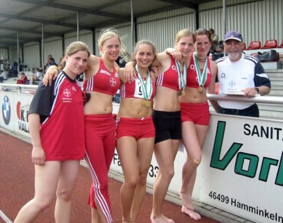 Trainer Manfred Fink konnte bei den Nordrhein-Mehrkampfmeisterschaften stolz auf seine Truppe sein. Die Mdels belegten im Einzel die Pltze 1 - 5 und gewannen die Mannschaftswertung unangefochten. Von links nach rechts Katrin Gewinner (4.), Wiebke Halbach (5.), Natascha Rother (1.), Doris Quack (3.) und Maike Wilden (2.)